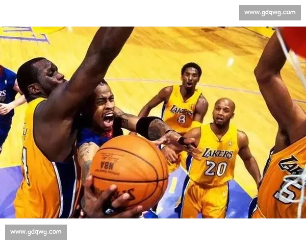 艾弗森对决巅峰对手篮球传奇碰撞精彩瞬间回顾